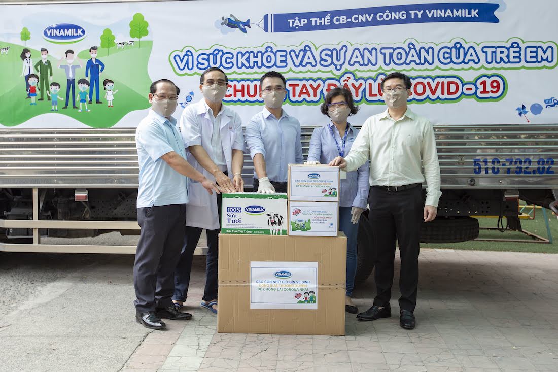 Nhân[-]viên[-]Vinamilk[-]“góp[-]bước[-]đi”[-]để[-]gây[-]quỹ[-]giúp[-]gần[-]6.000[-]trẻ[-]em[-]khó[-]khăn[-]phòng[-]ngừa[-]COVID-19